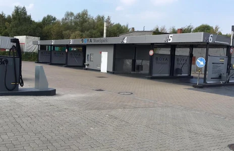 Autowaschpark mit mehreren SB-Waschboxen und Staubsaugern im Freien